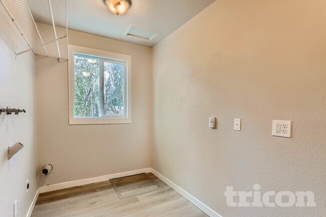 Foto del edificio - 10727 Lake View Dr