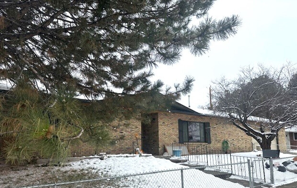 Foto principal - Well maintained tree street home with garage