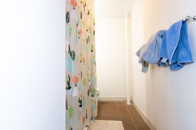 Foto del edificio - Gorgeous three bed room great sun light  Large bedrooms.