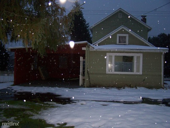 Foto del edificio - 3 br, 1 bath House - 240 north main st