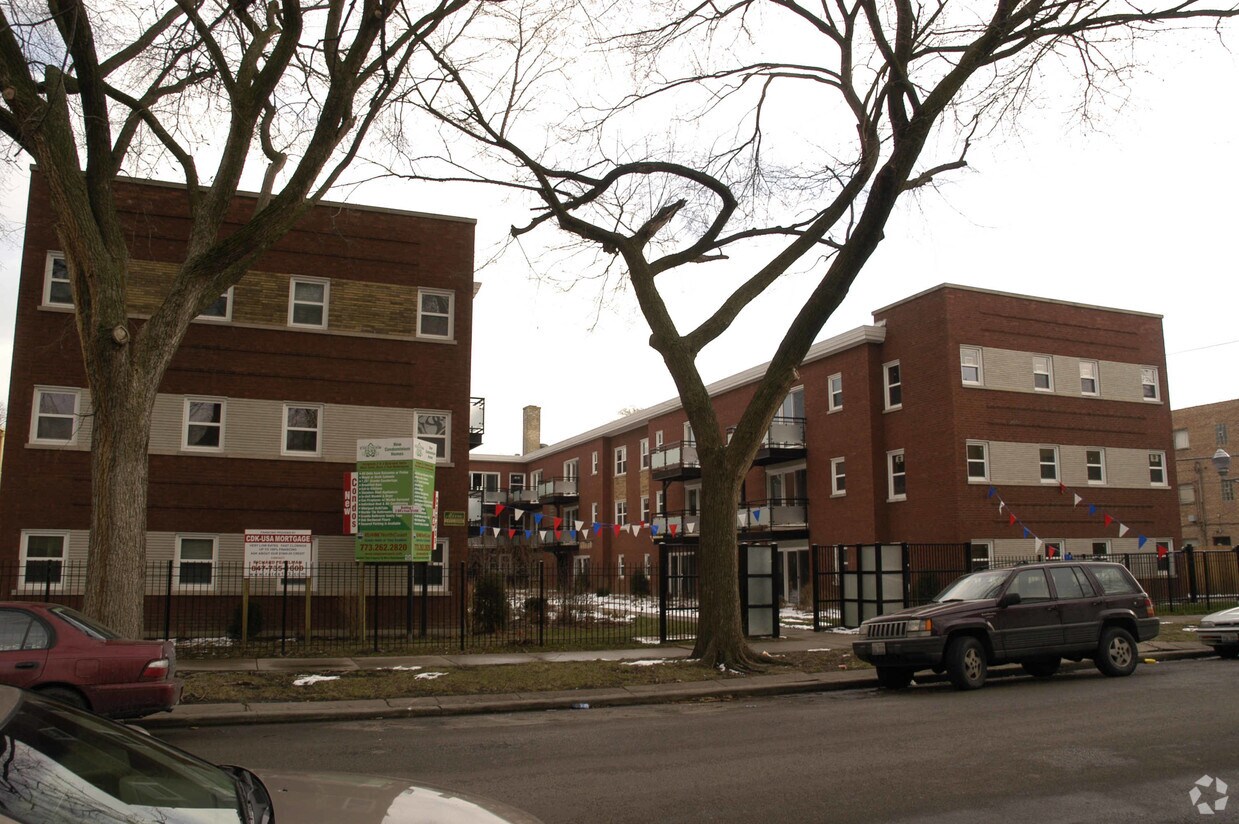 Building Photo - 6425-6433 N Damen Ave