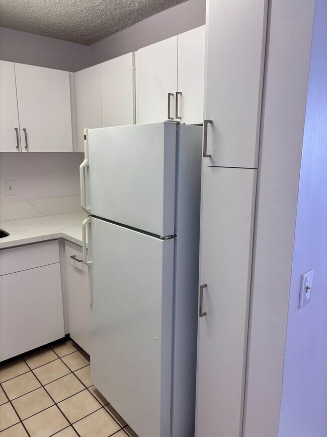 Foto del edificio - For Rent | New Renovated 1 Bedroom, 1 Bathroom with 1 Assigned Covered Parking at Scenic Tower