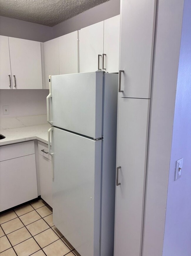 Building Photo - For Rent | New Renovated 1 Bedroom, 1 Bathroom with 1 Assigned Covered Parking at Scenic Tower