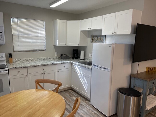 Building Photo - 2640 NE Indian River Dr