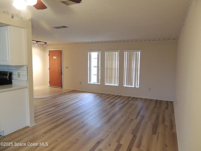 Foto del edificio - 2049 Ixora Dr W