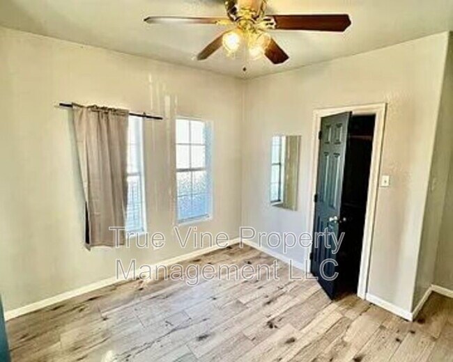 Building Photo - 622 S Navidad St