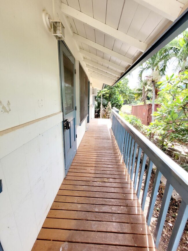 Building Photo - AVAILABLE NOW | 3 BED, 2 BATH HOME | Location: North Shore | Drive Up Parking Spaces, & Large Enc...