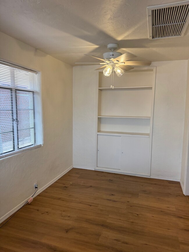 Foto del edificio - 1540 E Miles St