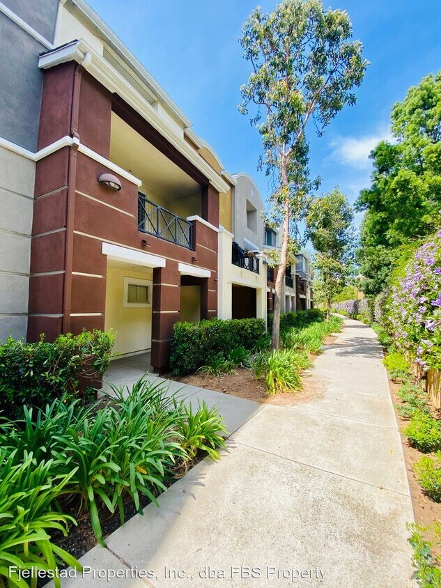 Foto principal - 3 br, 3 bath House - 4655 Central Plaza