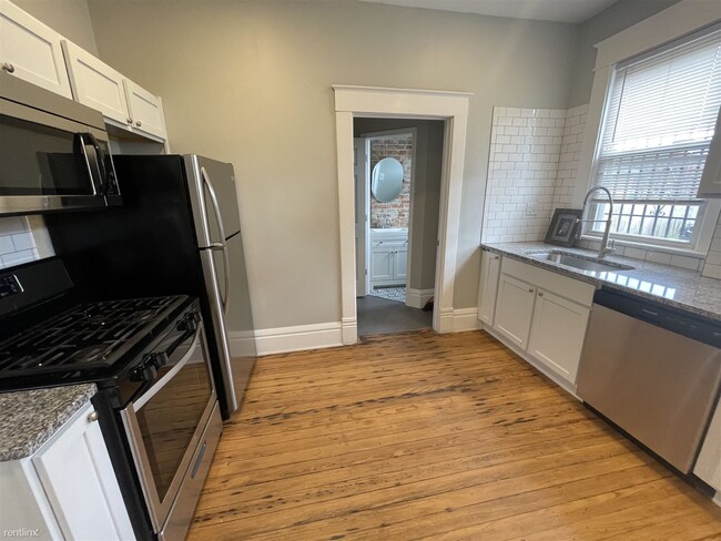Building Photo - 4 br, 2.5 bath Duplex - 1619 E Main St