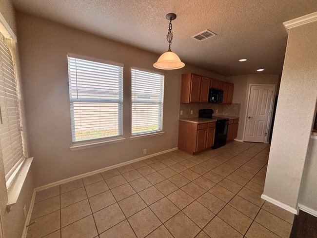 Building Photo - 5556 Columbia Dr
