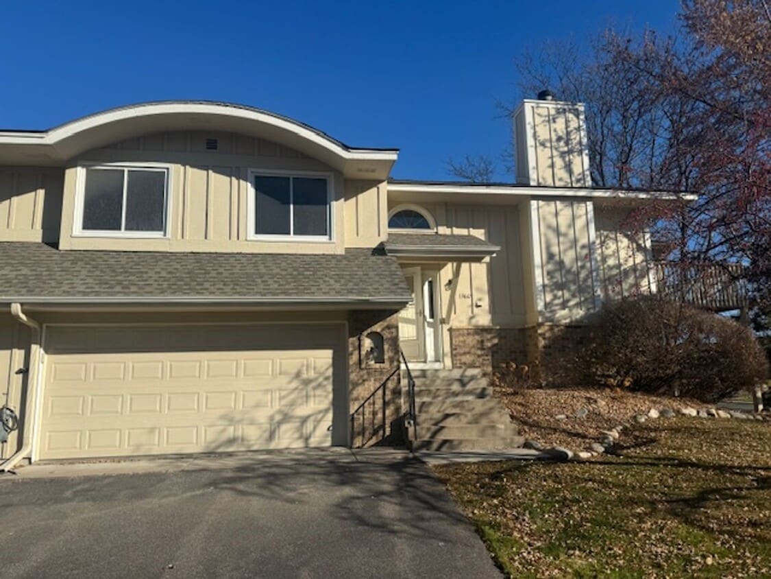 Foto principal - Beautifully Updated 3 Bed, 2 Bath, 2 Car Garage End Unit Townhome with Vaulted Ceilings