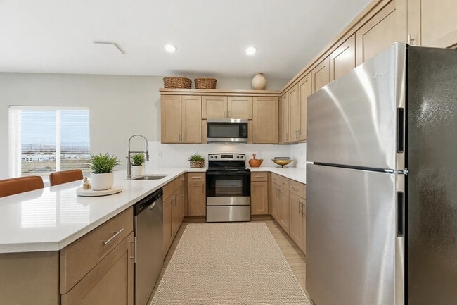 Building Photo - Equinox on Lincoln