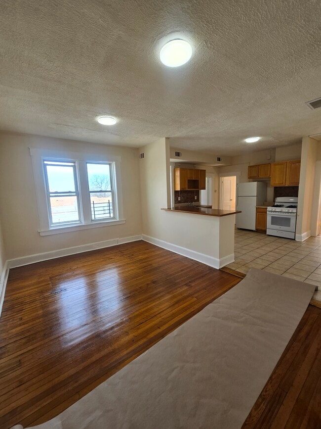 Building Photo - 526 S 15th St