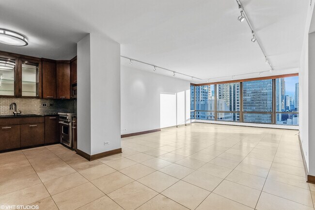 Foto del edificio - 100 E Bellevue Pl