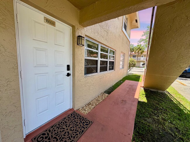 Foto del edificio - 10008 Twin Lakes Dr