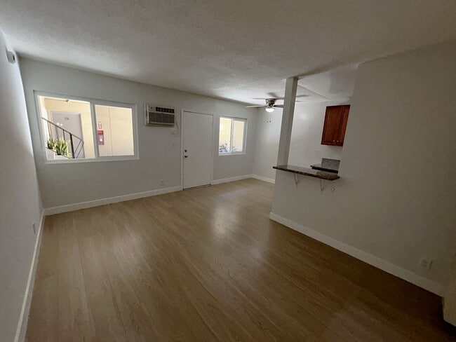 Building Photo - 916 S Manhattan Pl