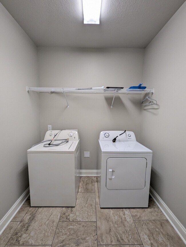 Foto del edificio - 8934 E River Dr