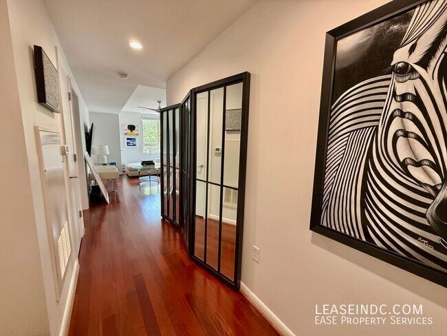 Foto del edificio - 355 I St SW
