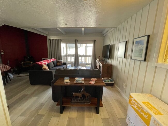 Foto del edificio - Seasonal Rental (May-July): Fully Furnished 2 Bedroom Condo with Loft and 2 Bathrooms