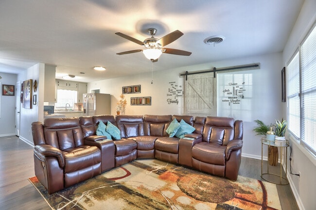 Foto del edificio - 2109 Scenic Rd