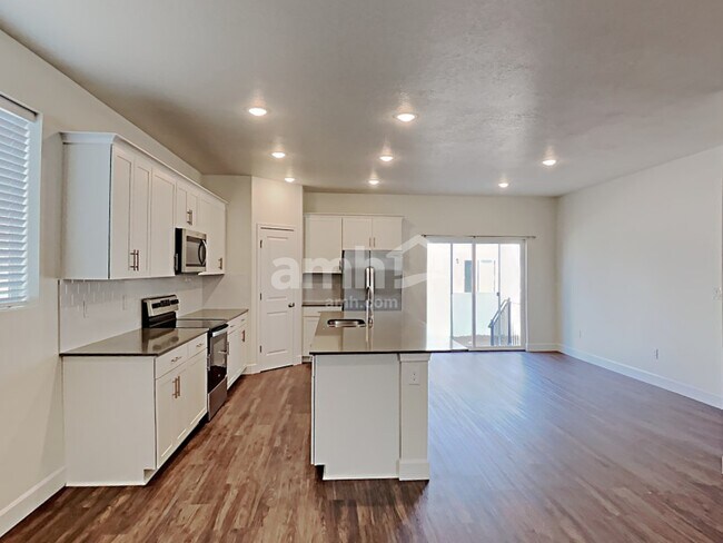 Foto del edificio - 2369 E Frontier St