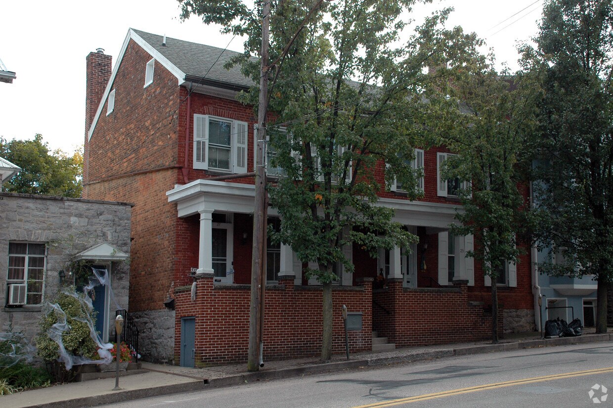 27 N Main St, Mercersburg, PA 17236 Apartments in Mercersburg, PA
