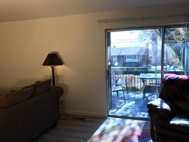 Foto del edificio - 1409 E Murphys Ln