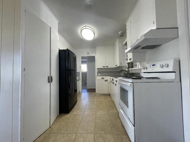 Foto del edificio - To register for the showing time below, no...