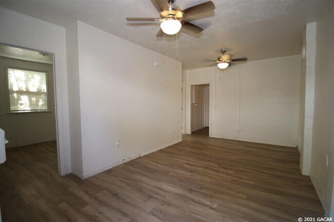 Foto del edificio - 643 NE Waldo Rd