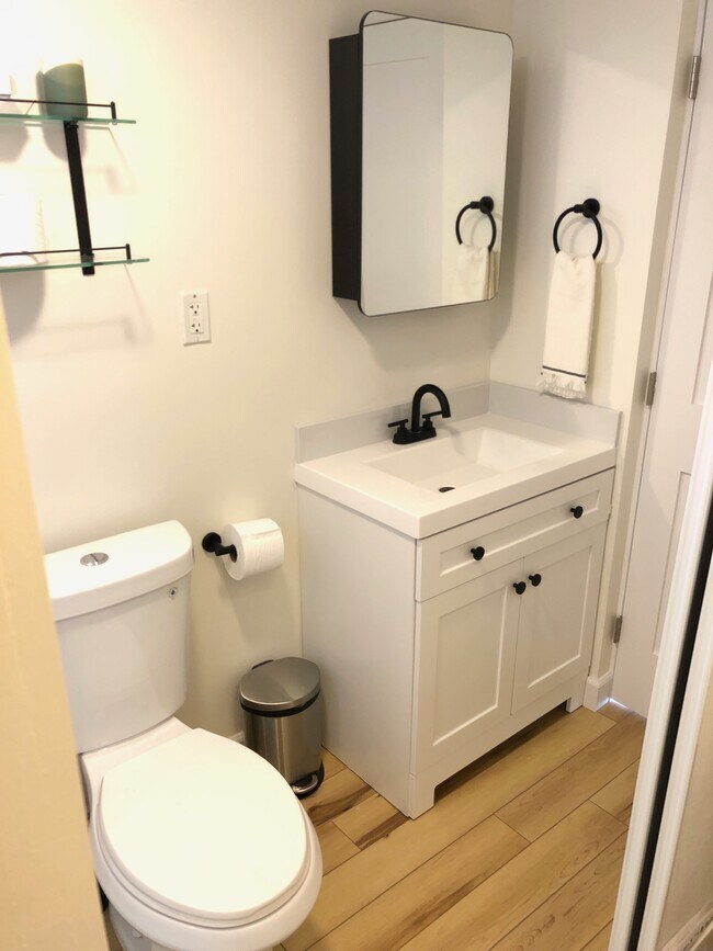 ¡Baño completo! - 3718 Revere Ave