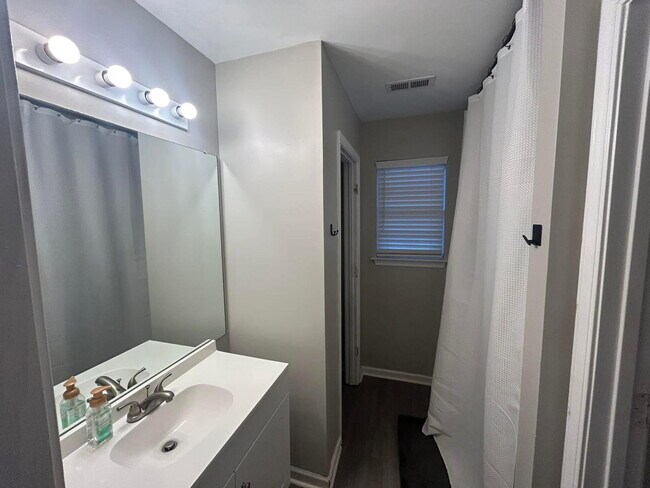 Foto del edificio - The Briana | Large, Spacious Rooms with Work Desks Near South End