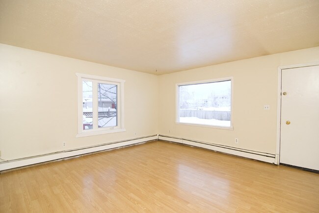 Building Photo - 712 16th Ave