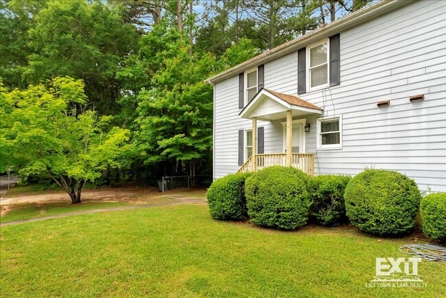 Building Photo - 3 Bedroom/1.5 Bath Duplex Convenient to To...