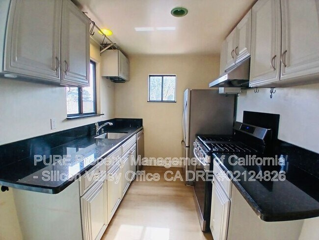 Building Photo - 7555 Sunset Way