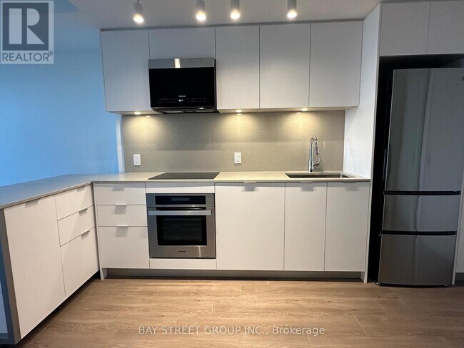 Building Photo - 8 Cedarland Dr