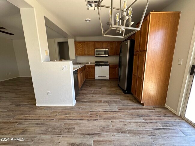 Building Photo - 12621 W Myer Ln