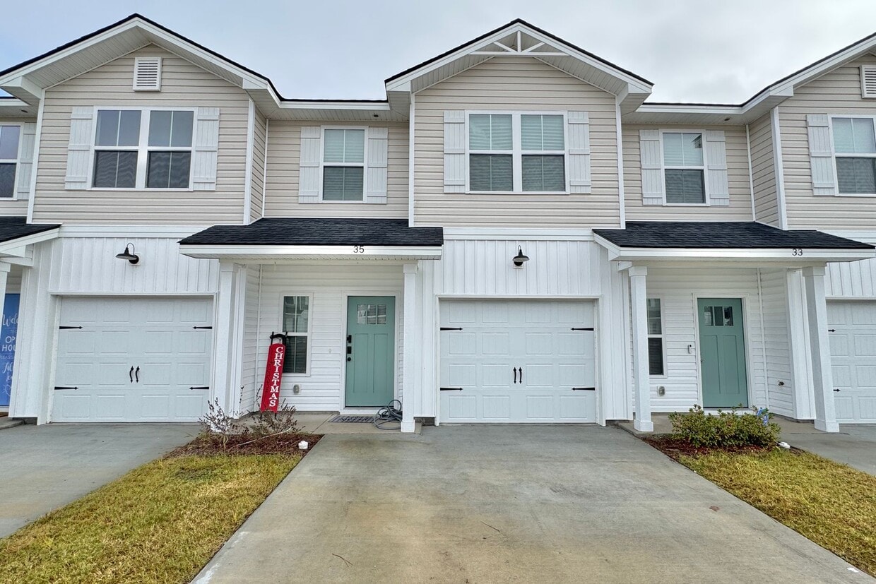 Primary Photo - AVAILABLE JANUARY (Pet Friendly)