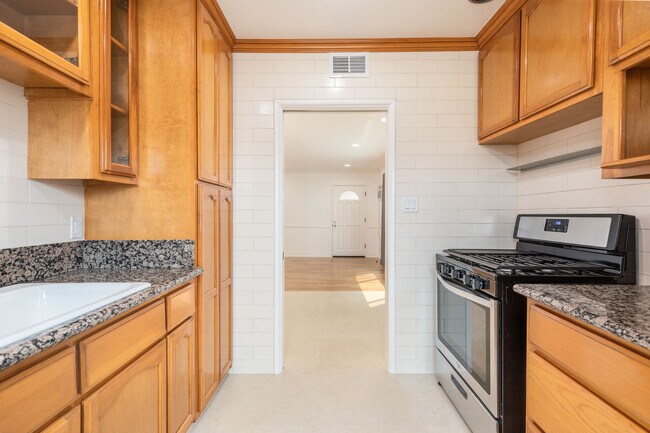 Building Photo - 1437 N Poinsettia Pl