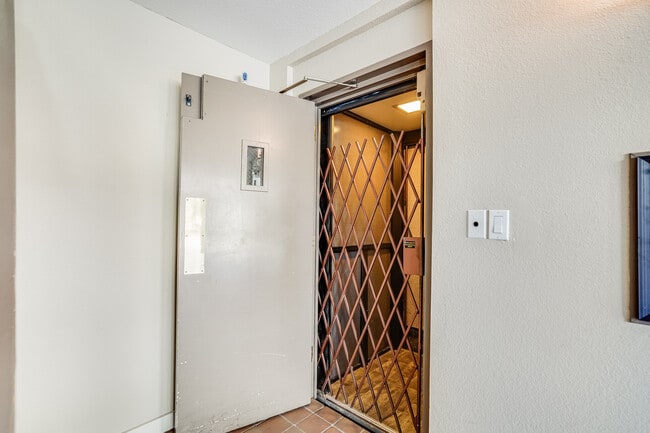 Building Photo - 454 Corbett Ave