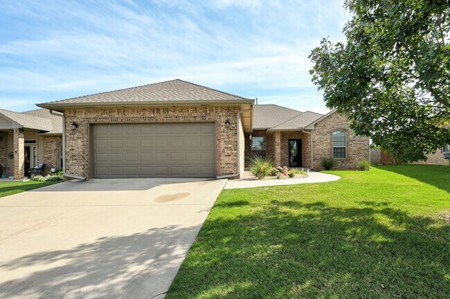 Building Photo - * * * $500 MOVE-IN SPECIAL!!! * * * Spacio...