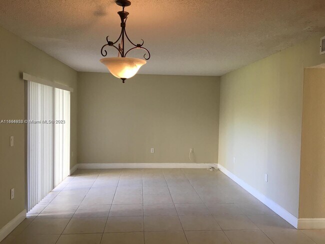 Foto del edificio - 1515 Lake Crystal Dr