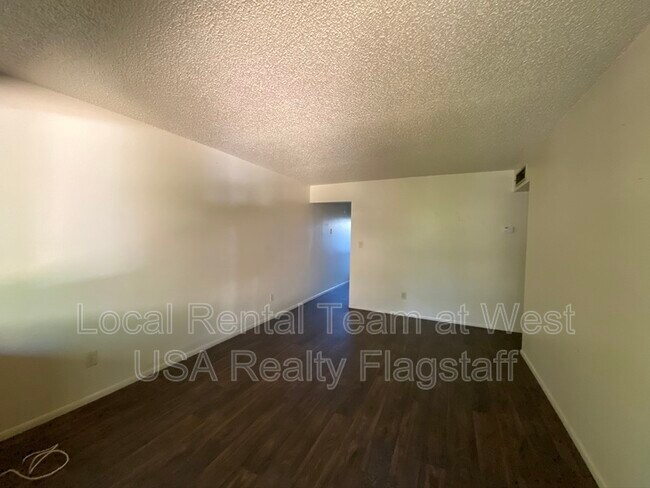Building Photo - 2219 E Dortha Ave