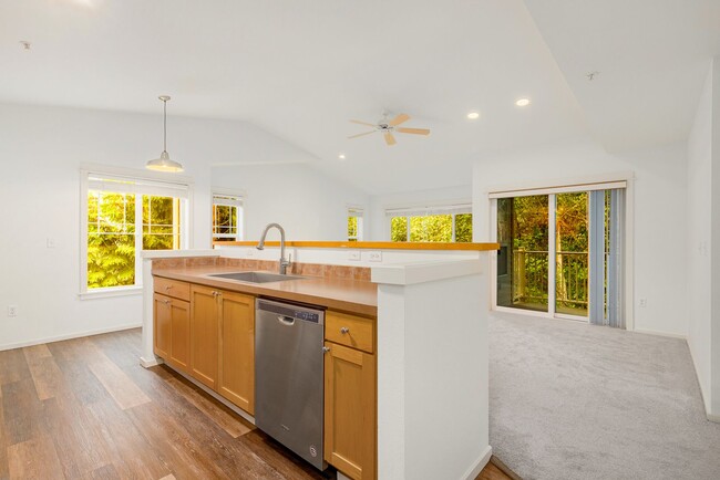 Foto del edificio - Spacious 3BD 2BA Top Floor Condominium wit...