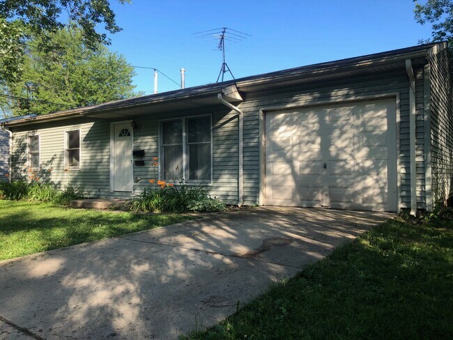Building Photo - 823 Hillside Dr