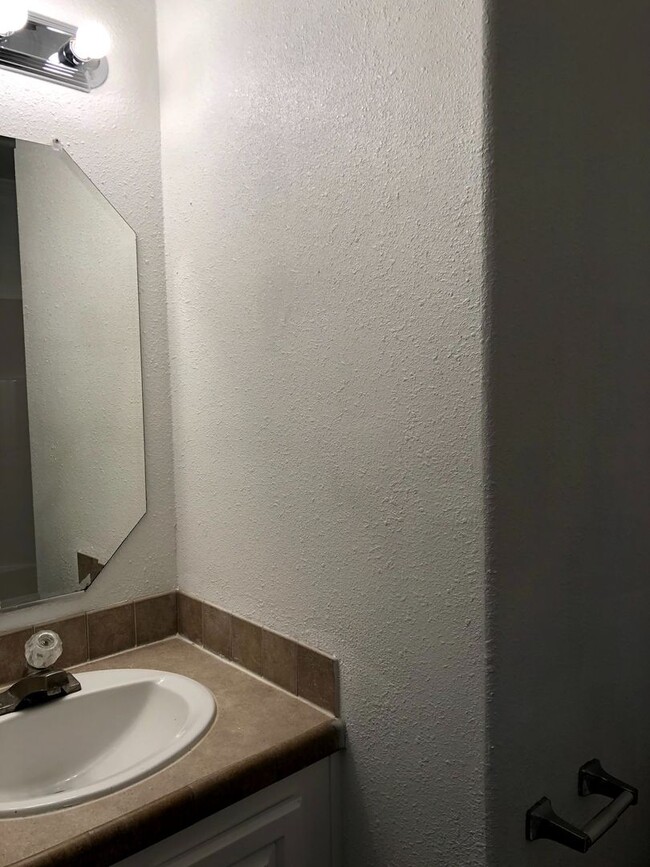 Building Photo - Room For Rent