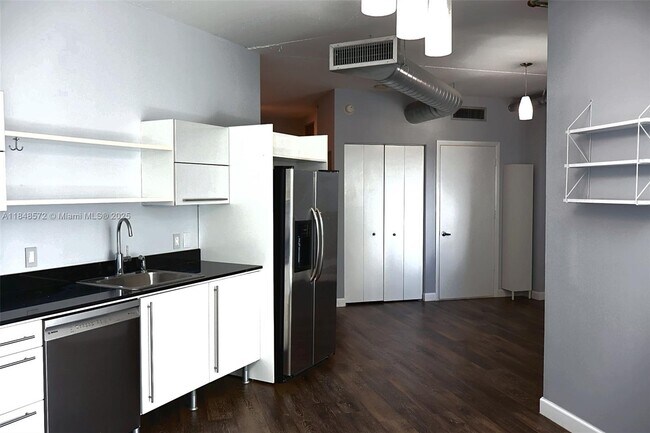 Foto del edificio - 690 SW 1st Ct