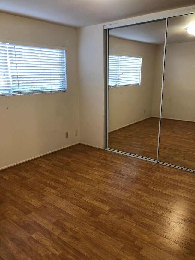 amplios armarios con espejos - 408 Ellwood Beach Dr