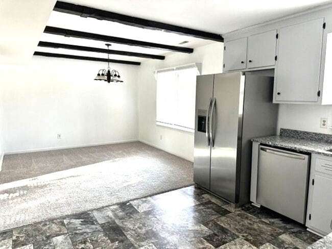 Foto del edificio - 4 bedrooms and 1.5 bathrooms-Skimino Hills