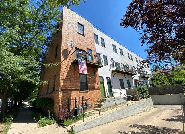 Building Photo - 3131 S Benson St